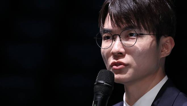 [서울=뉴시스] 이영환 기자 = 리그 오브 레전드(LOL) e스포츠팀 T1 소속 '페이커' 이상혁이 18일 오후 서울 종로구 LCK아레나에서 기자 간담회를 하고 있다. 2025.12.18. 20hwan@newsis.com <저작권자ⓒ 공감언론 뉴시스통신사. 무단전재-재배포 금지.> /사진=뉴시스화상