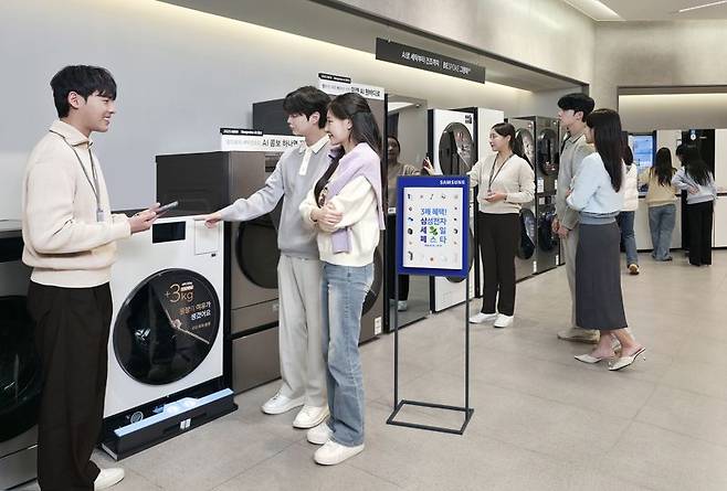 삼성전자 모델이 고객 혜택을 한층 강화한 '2026 삼성전자 세일 페스타'를 소개하고 있다. 삼성전자 제공