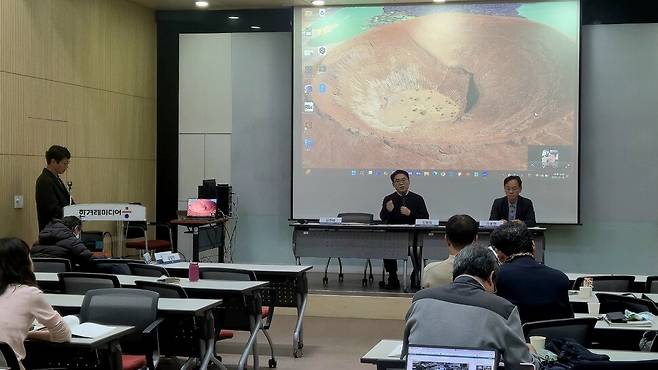 18일 한겨레말글연구소가 ‘신우파의 언어와 민주주의’라는 주제로 연 연구발표회에서 신동일 중앙대 교수(왼쪽)가 ‘이준석의 담론 전력과 정치적 효과’를 발표한 뒤 이봉현 한겨레경제사회연구원 연구위원(오른쪽)의 토론에 답변하고 있다. 조일준 선임기자