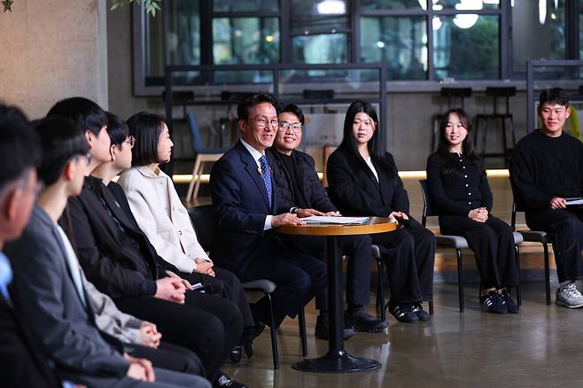 김민석 국무총리(가운데)가 지난달 28일 대전 충남대학교에서 열린 제4차 미래대화 1·2·3#청년금융 (제5차 K-토론나라)에서 고졸 청년 대출금리 및 청년미래적금 등과 관련한 청년들의 제안을 경청하고 있다. 총리실 제공, 연합뉴스