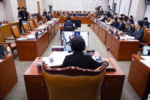 추미애 국회 법제사법위원장이 18일 국회에서 열린 제430회 국회(임시회) 법제사법위원회 제2차 전체회의에서 국민의힘 의원들이 불참한 가운데 정보통신망법 개정안 등을 의결하고 있다. 뉴스1