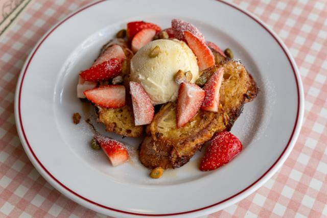 바게트 프렌치 토스트(Pain perdu de la baguette). Pain perdu는 '버려질 뻔한 빵'이라는 뜻의 프랑스 전통 요리로, 하루 이상 지나 딱딱해진 빵을 우유와 달걀에 적셔 다시 구워 먹는 방식에서 시작되었다. 주로 바게트를 사용하며, 소박하지만 깊은 풍미가 특징인 가정식 디저트다.