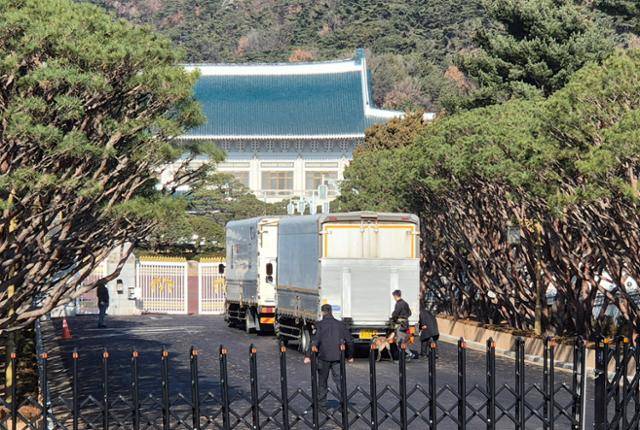 청와대 복귀를 한 주 앞둔 18일 서울 종로구 청와대 정문에서 내부로 진입하려는 대형 트럭을 청와대 직원과 경찰이 탐지견 등을 활용해 검문하고 있다. 이재명 기자