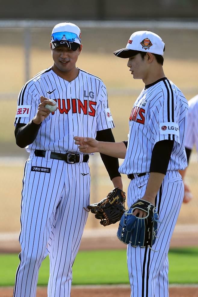 <yonhap photo-1276="">2025 미국 애리조나 스프링캠프에서 대화 중인 서울고 출신 선후배 정우영(왼쪽)과 신인 김영우. 사진=연합뉴스</yonhap>