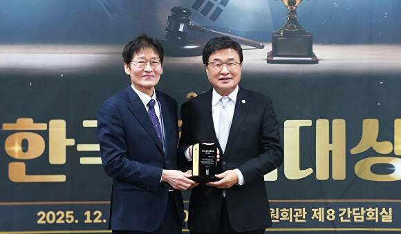 김대식 국민의힘 국회의원이 '2025 한국정책대상' 입법 부문 수상자로 선정돼 기념촬영을 하고 있다. [사진=김대식 의원실]