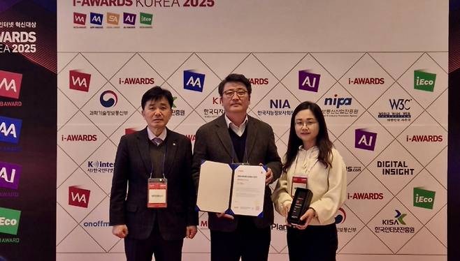 제주관광공사 관계자들이 ‘웹어워드코리아 2025’ 시상식에서 문화·레포츠부문 여행·관광 분야 최우수상을 수상한 뒤 기념촬영을 하고 있다. (제주관광공사 제공)