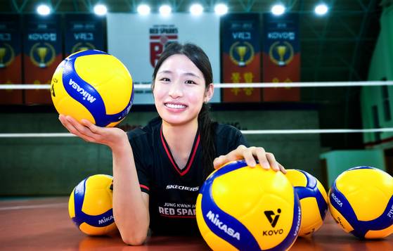 예능 프로그램에서 ‘배구 여제’ 김연경의 지도를 받은 후 프로배구 정관장에 입단한 몽골 출신 인쿠시. 19일 GS칼텍스와의 홈 경기를 통해 V리그 데뷔를 준비 중인 그는 한국 귀화와 태극마크 도전도 염두에 두고 있다. 김성태 객원기자