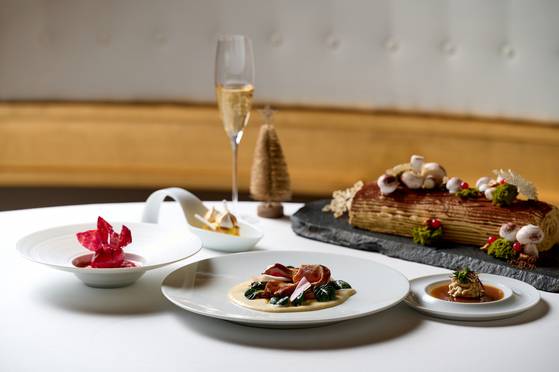 피에르 가니에르 서울은 12월 한 달간 크리스마스 시즌 한정 코스 ‘파리의 크리스마스’를 선보인다. 사진 롯데호텔앤리조트