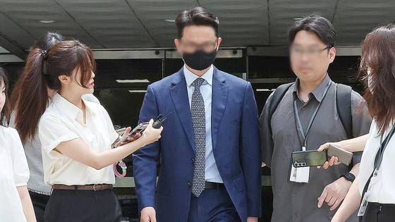 통일교 세계본부장 윤영호씨가 지난 7월 30일 서울 서초구 서울중앙지방법원에서 열린 구속 전 피의자 심문(영장실질심사)를 마친 뒤 법원을 나서고 있다. 뉴스1