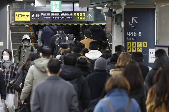 서울 지하철 5호선 광화문역에 도착한 시민들이 바쁘게 발걸음을 옮기고 있다. 뉴스1
