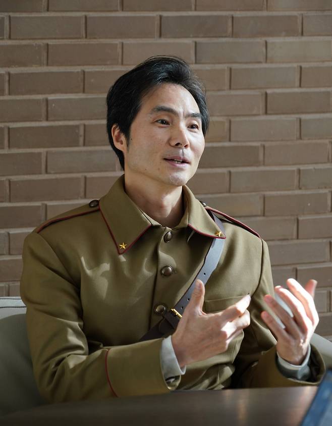 지난 18일 부산콘서트홀에서 진행한 인터뷰에서 테너 이용훈이 오페라 '카르멘'에 대해 설명하고 있다. / 사진출처. 부산콘서트홀.