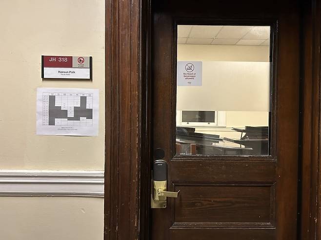 미국 보스턴 NEC 캠퍼스 조던홀 빌딩 3층에 위치한 백혜선 피아니스트의 연구실. 백혜선 제공.