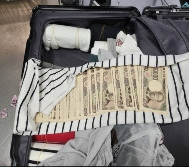 외국으로 숨겨 나가려다 인천공항 보안검색에서 적발된 외화. 독자제공