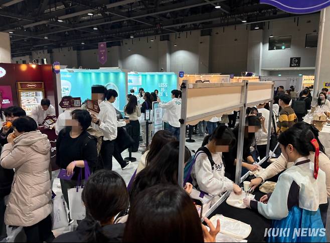 19일 마곡 코엑스 컬리푸드페스타 ‘창억떡’ 부스에서 관람객들이 가래떡을 써는 이벤트를 진행하고 있다. 이다빈 기자