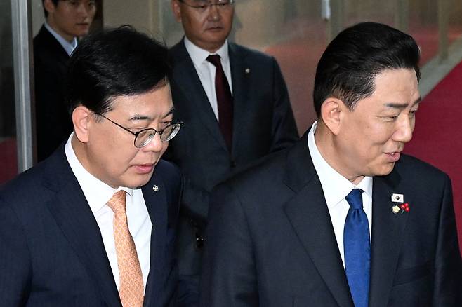 김병기 더불어민주당 원내대표(오른쪽)와 송언석 국민의힘 원내대표. [공동취재]