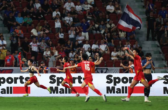 18일(한국시간) 밤 태국 방콕의 라자망갈라 스타디움에서 열린 2025 동남아시안(SEA) 게임 남자 축구 결승 연장 5분 결승골을 넣은 응우옌 탄 난(왼쪽)이 동료들과 함께 기쁨뻐하고 있다. 로이터 연합뉴스