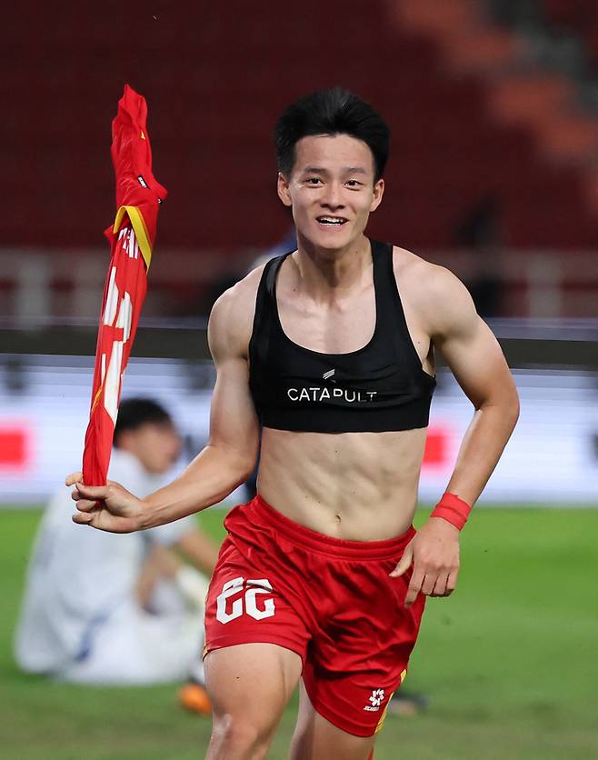 18일(한국시간) 밤 태국 방콕의 라자망갈라 스타디움에서 열린 2025 동남아시안(SEA) 게임 남자 축구 결승 연장 전반 5분. 짜릿한 결승골을 터뜨린 응우옌 탄 난이 유니폼을 벗고 우승의 기쁨을 만끽하고 있다. 로이터 연합뉴스