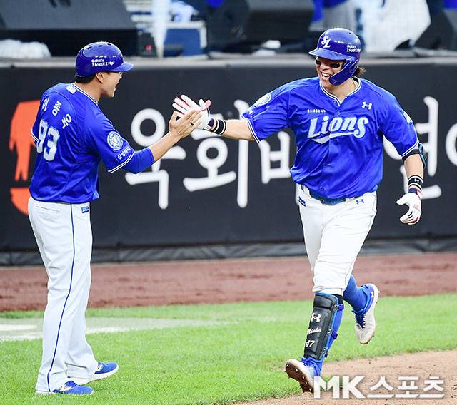 10월 19일 오후 대전 한화생명볼파크에서 ‘2025 신한 SOL Bank KBO 포스트시즌’ 삼성 라이온즈와 한화 이글스의 플레이오프(5전 3선승제) 2차전이 열렸다. 9회초 2사 1루에서 삼성 강민호가 한화 엄상백을 상대로 쐐기 투런포를 쏘아올린 후 이종욱 코치와 하이파이브를 하고 있다. 사진=김영구 기자