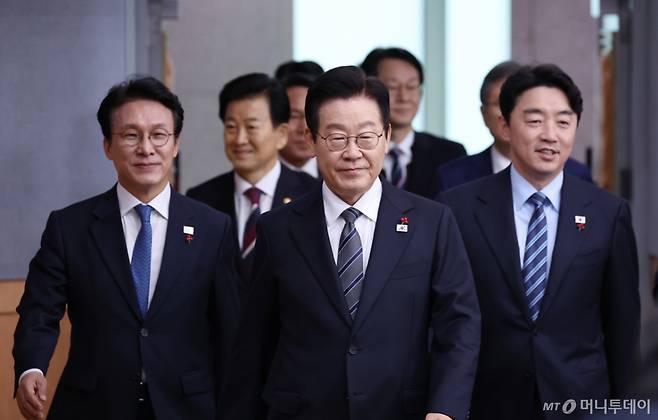 [서울=뉴시스] 고범준 기자 = 이재명 대통령이 19일 서울 종로구 정부서울청사 별관에서 열린 외교부(재외동포청)·통일부 업무보고에 입장하고 있다. (대통령실통신사진기자단) 2025.12.19. bjko@newsis.com /사진=