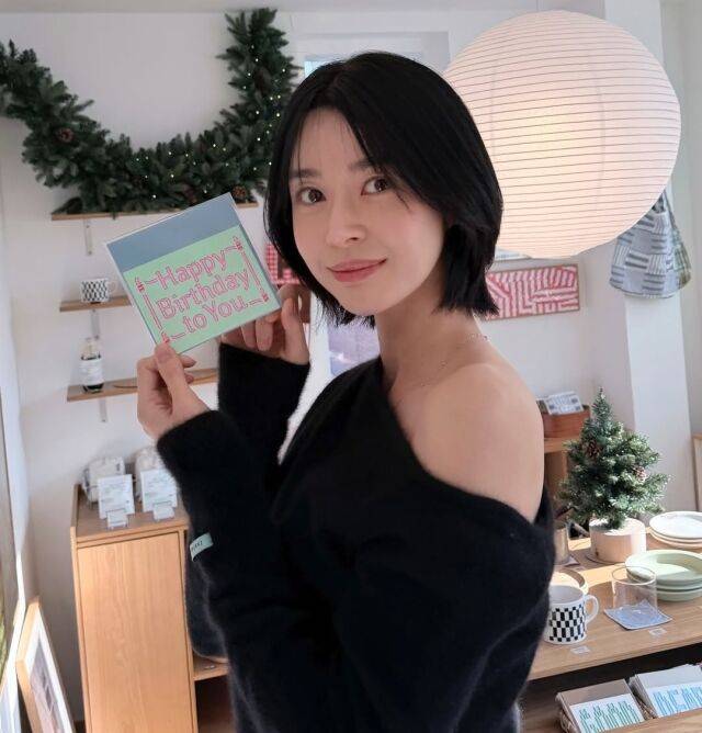 권나라가 단발로 변신하며 성숙해진 미모를 자랑했다. / 권나라 인스타그램