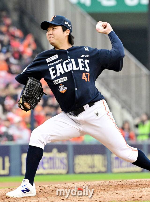 26일 오후 서울 잠실야구장에서 진행된 '2025 신한 SOL Bank KBO 한국시리즈 1차전' 한화 이글스와 LG 트윈스의 경기. 한화 김범수가 구원 등판해 역투를 펼치고 있다./마이데일리