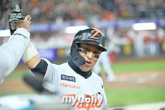 30일 대전 한화생명 볼파크 야구장에서 열린 '2025 신한 SOL 뱅크 KBO 한국시리즈 4차전' LG 트윈스와 한화 이글스 경기. 한화 손아섭이 7회말 2사 2-3루에 문현빈 2타점 적시타에 득점을 올린 후 기뻐하고 있다./마이데일리