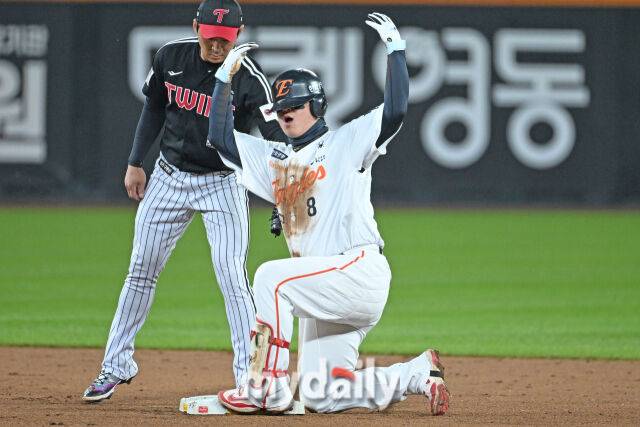 30일 대전 한화생명 볼파크 야구장에서 열린 '2025 신한 SOL 뱅크 KBO 한국시리즈 4차전' LG 트윈스와 한화 이글스 경기. 한화 노시환이 4회말 선두타자로 나와 2루타를 친 후 기뻐하고 있다./마이데일리