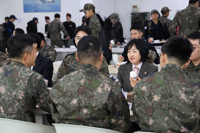홍소영 병무청장이 11일 공군 제1전투비행단에서 병사들과 식사를 하며 대화를 나누고 있다. [병무청 제공]