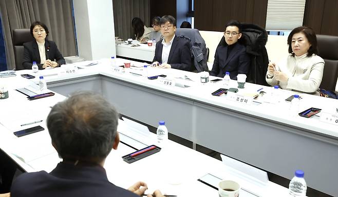 이스란 보건복지부 제1차관이 서울 용산구 럭키컨퍼런스에서 열린 2025년도 제2차 처우개선위원회에서 회의를 주재하고 있다.[보건복지부 제공]