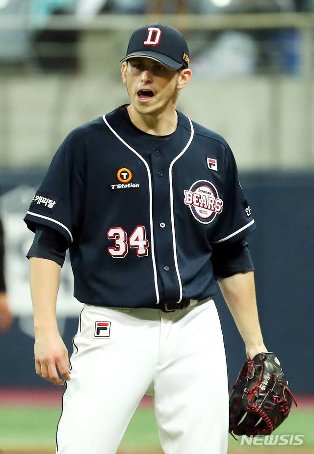 [서울=뉴시스] 이윤청 기자 = 18일 오후 서울 구로구 고척스카이돔에서 열린 2020 KBO 한국시리즈 2차전 NC 다이노스와 두산 베어스의 경기, 6회말 NC의 공격을 막은 플렉센이 환호하고 있다. 2020.11.18. radiohead@newsis.com