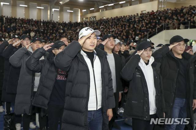 [서울=뉴시스]경자년 첫 공군병 809기 입영 장병들이 13일 경남 진주 공군 기본군사훈련단 최용덕관에서 열린 '기본 군사훈련 입영식'에서 경례를 하고 있다. (사진=공군 제공) 2020.01.13. photo@newsis.com