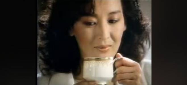 [서울=뉴시스] 윤석화 '맥심 모카 골드' CF 출연 모습. (사진 = 유튜브 캡처) 2025.12.19. photo@newsis.com *재판매 및 DB 금지