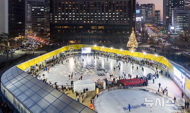 [서울=뉴시스] 김선웅 기자 = 19일 서울 중구 서울광장 스케이트장에서 시민들이 스케이트를 타고 있다. 겨울을 맞아 개장한 서울광장 스케이트장은 2월 8일까지 운영될 예정이다. 2025.12.19. mangusta@newsis.com
