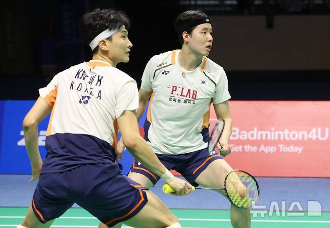 [수원=뉴시스]  Reporter Hwang Jun-seon = Kim Won-ho and Seo Seung-jae are playing against Indonesia's Fazar Alfian and Muhammad Shohibul Fikri in the men's doubles final of the 2025 Badminton World Federation (BWF) World Tour Super 500 Korea Open held at Suwon Indoor Gymnasium in Gyeonggi Province on the 28th. 2025.09.28. hwang@newsis.com