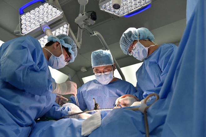 화순전남대병원 의료진 수술 모습. 전라남도 제공