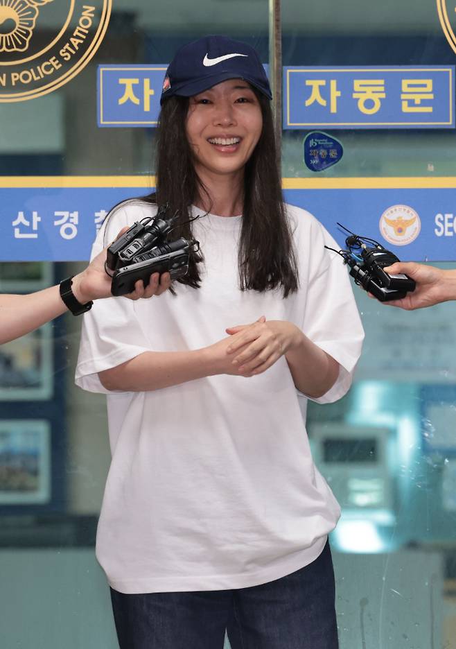 민희진 어도어 대표가 지난해 7월 9일'업무상 배임' 혐의 관련 첫 소환 조사를 마친 뒤 서울 용산경찰서를 나서며 취재진 질문에 답하고 있다. 연합뉴스