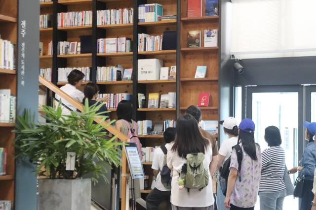 전북 전주시가 운영하는 ‘전주 도서관 여행’ 프로그램에 올해 2538명이 찾았다. 사진은 전주시청 도서관 프로그램. 전주시