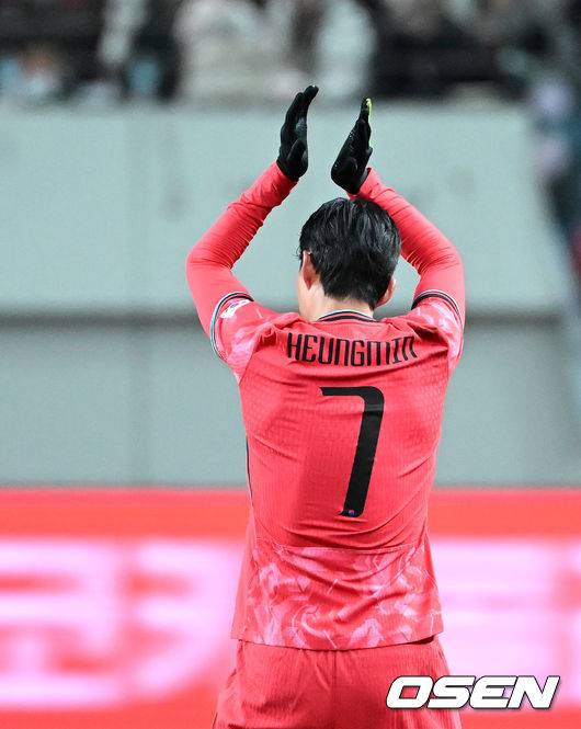 [OSEN=서울월드컵경기장, 이대선 기자] 홍명보호가 어려운 경기 끝에 2025년 마지막 A매치를 승리로 장식했다.홍명보 감독이 이끄는 한국 축구대표팀은 18일 오후 8시 서울월드컵경기장에서 열린 11월 A매치 두 번째 친선경기에서 '아프리카 강호' 가나를 상대로 1-0 승리했다.내달 2026 국제축구연맹(FIFA) 북중미 월드컵 조 추첨을 앞두고 열리는 마지막 평가전이었다. 한국은 가나까지 잡아내면서 사상 최초로 월드컵 포트 2를 확정하게 됐다.후반 대한민국 손흥민이 교체되며 관중석을 향해 인사를 하고 있다. 2025.11.18 /sunday@osen.co.kr