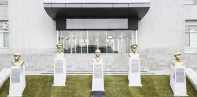 ▲2018년 3월1일 육군사관학교에서 제막한 독립전쟁 영웅 5인의 흉상 표지석. 왼쪽부터 홍범도 장군, 지청천 장군, 이회영 선생, 이범석 장군, 김좌진 장군 ⓒ 육군 제공