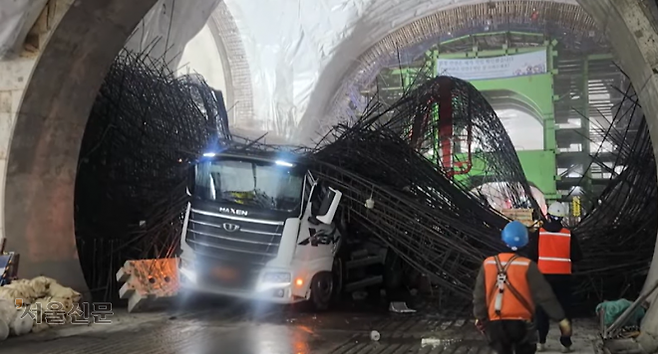 18일 서울 여의도역 인근 신안산선 공사 현장에서 철근 구조물이 무너지며 콘크리트 타설차를 덮친 모습. 이 사고로 작업자 1명이 숨지고 1명이 다쳤다. YTN 유튜브 캡처