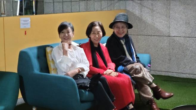 문화-공연-연극-햄릿-단역 맡은 대배우 3인방-손숙.윤석화.박정자 - 2022년 햄릿 공연을 앞두고 서울신문과 인터뷰에 나선 배우 윤석화(왼쪽부터), 손숙, 박정자. 서울신문 DB