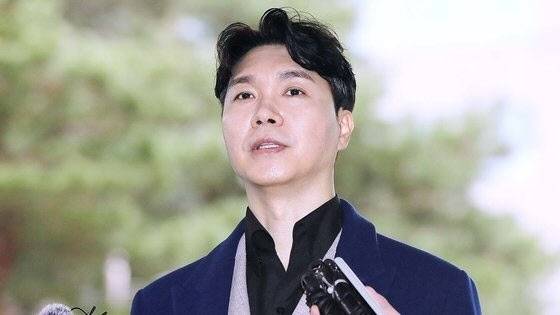 박수홍이 15일 서울 마포구 서울서부지법에서 열린 친형 부부의 공판에 증인으로 출석하며 취재진 질문에 답하고 있다. 2023.3.15 뉴스1