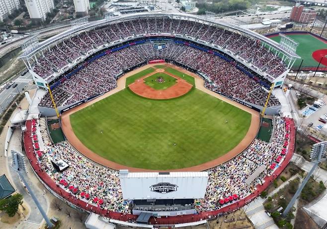 프로야구 개막 시리즈 매진 - 프로야구 개막 시리즈 매진     (광주=연합뉴스) 조남수 기자 = 23일 광주기아챔피언스필드에서 열린 프로야구 NC 다이노스와 KIA 타이거즈의 경기가 매진을 이룬 가운데 펼쳐지고 있다. 올 시즌 프로야구는 역대 최초로 5개 구장 개막 2연전이 매진됐다. 2025.3.23      iso64@yna.co.kr (끝)   <저작권자(c) 연합뉴스, 무단 전재-재배포, AI 학습 및 활용 금지>