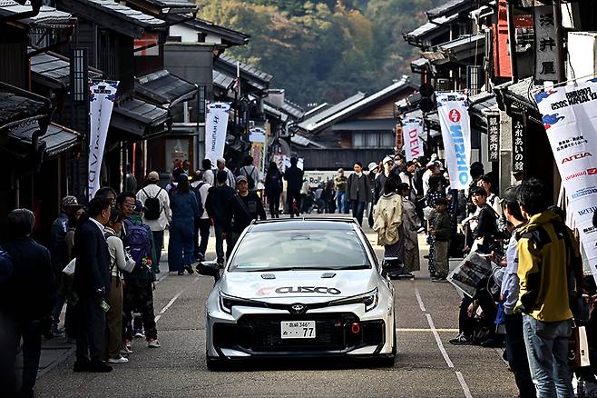 WRC 랠리카들이 지나는 곳을 쿠스코와 그로우 디자인의 터치가 더해진 GR 코롤라 DAT로 지나왔다. 사진: 김학수 기자