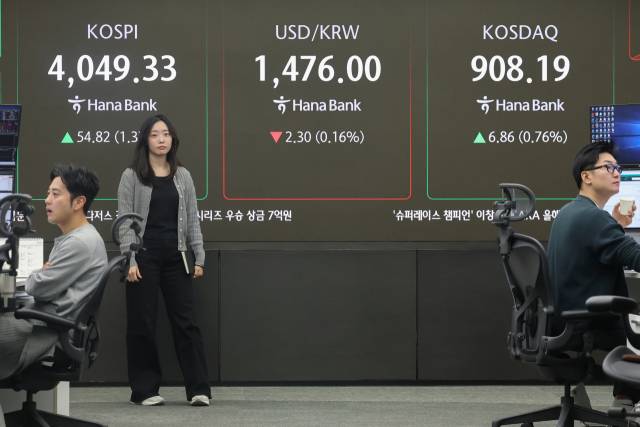 19일 오전 서울 중구 하나은행 본점 딜링룸 현황판에 코스피, 원·달러 환율, 코스닥 지수가 표시돼 있다. 연합뉴스