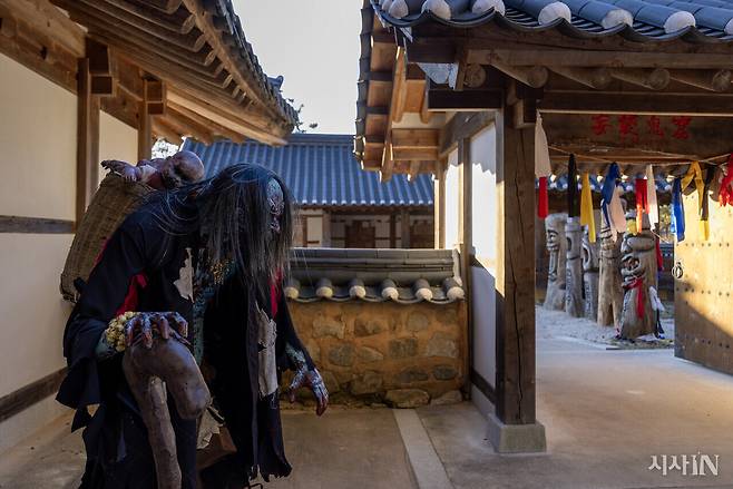 영주 선비세상 체험공간에서는 입장료 외 따로 요금을 지불해야 한다. 테마파크 맨 끝에 위치한 망태귀굴에는 국적 불명의 귀신상이 세워져 있다. ⓒ시사IN 조남진
