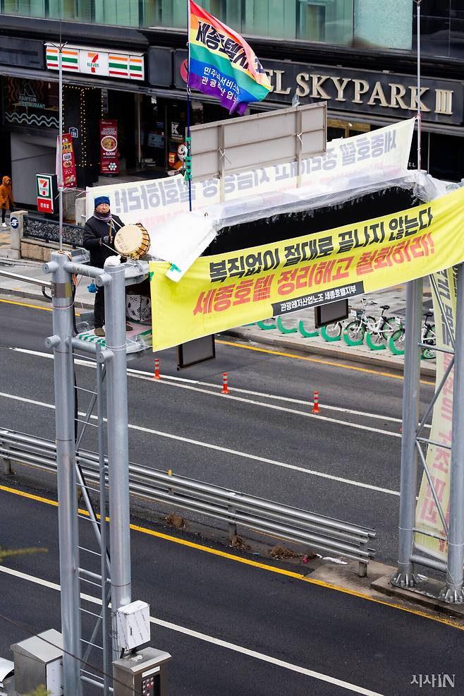 지난 3월18일 고진수 지부장이 점심 선전전에 맞춰 북을 치고 있다. ⓒ시사IN 신선영