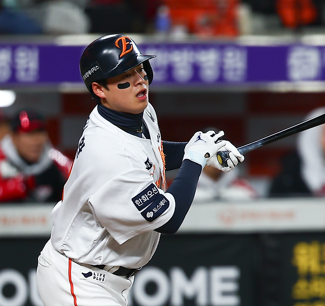 한화 노시환이 지난 10월 대전한화생명볼파크에서 열린 LG와 한국시리즈 4차전에서 2루타를 때린 뒤 타구를 바라보고 있다. 뉴시스