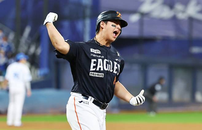 한화 노시환이 지난 10월 대구삼성라이온즈파크에서 열린 삼성과 플레이오프 3차전에서 2점홈런을 친 뒤 포효하고 있다. 뉴시스