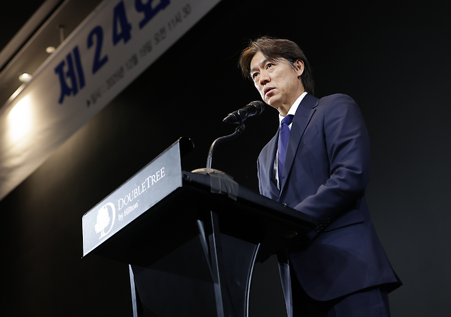 홍명보장학재단 이사장이 장학금 수여에 앞서 인삿말을 하고 있다. 홍명보장학재단